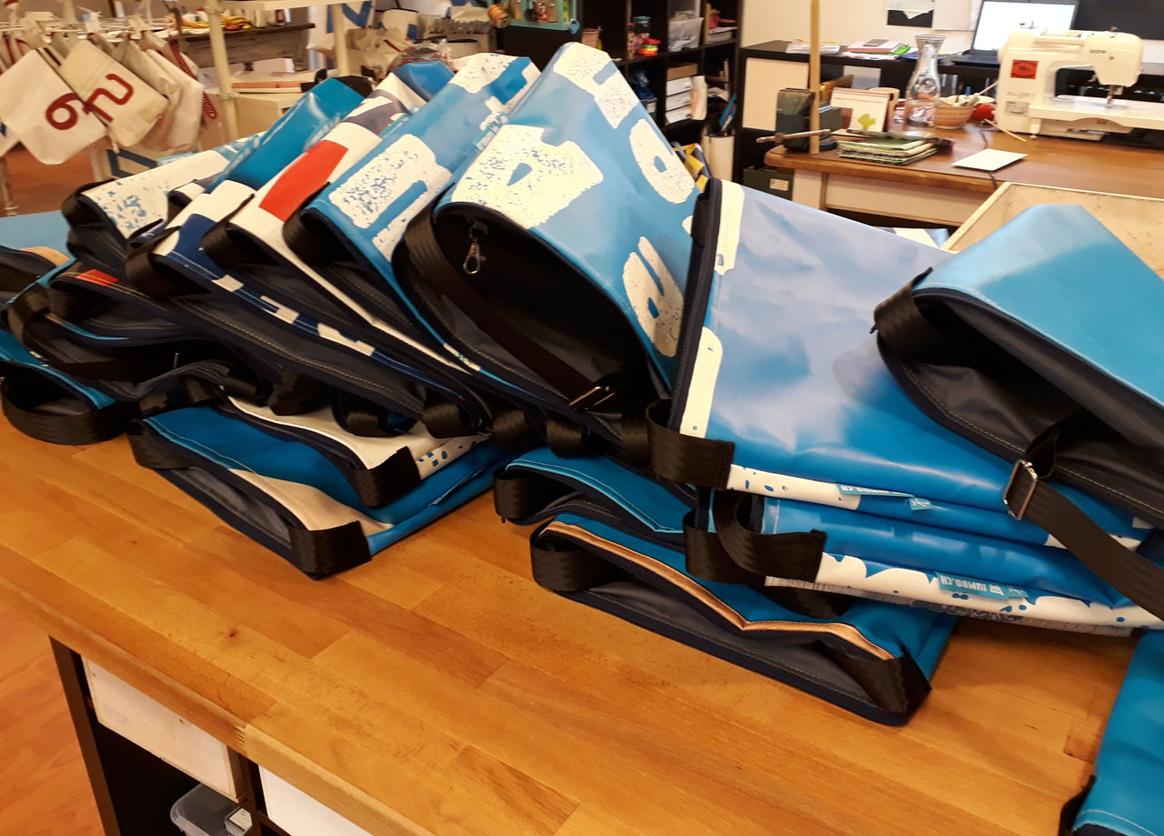 Kooperationen//Umhängetasche aus gebrauchtem Bannermaterial Kooperationen//Umhängetasche aus gebrauchtem Bannermaterial